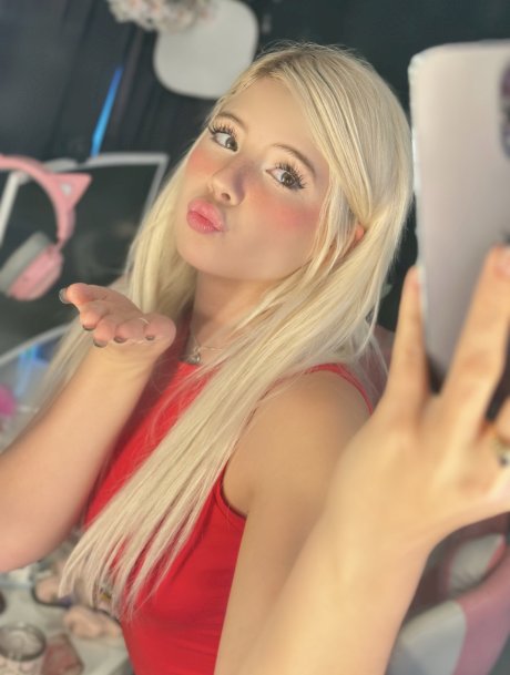 Blonde OnlyFans cam babe Yumi Bumsy flaunts her big ass in a sexy compilation