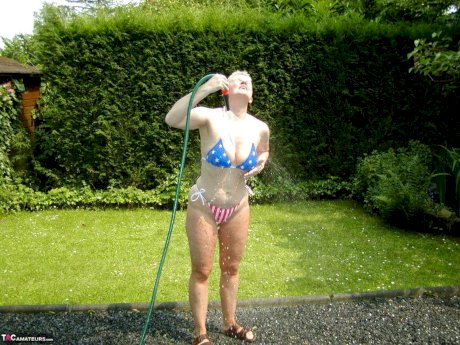 Older blonde Tiffany Pearl washes her car while wearing a bikini - Photo 11