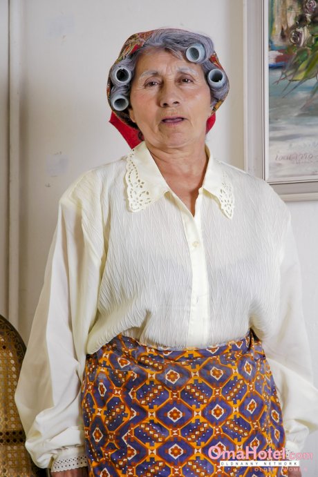 Kinky granny Miss Pinay masturbates while waiting for her hair to curl