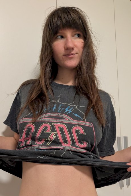 Teen amateur Katie Noir changes her top while showing her naked pussy - Photo 18