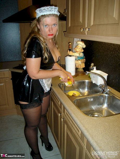 Plump maid cleans a kitchen before dildoing her snatch on a futon