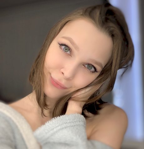 Pretty OnlyFans model Little Kitty flaunts her holes & boobs in a solo