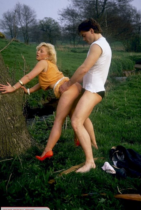 Horny females with retro hairstyles do each other and guys too in a field - Photo 10