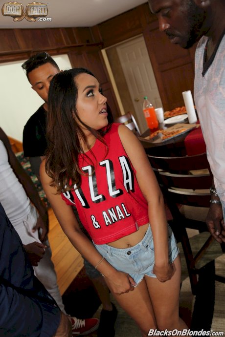 Slutty pizza-delivery girl Esperanza Del Horno gets involved in an IR gangbang