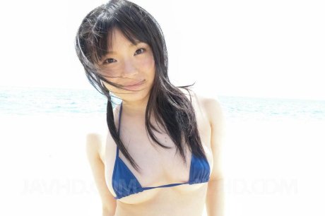 Japanese girl Hina Maeda loses her bikini while pleasuring a cock at the beach