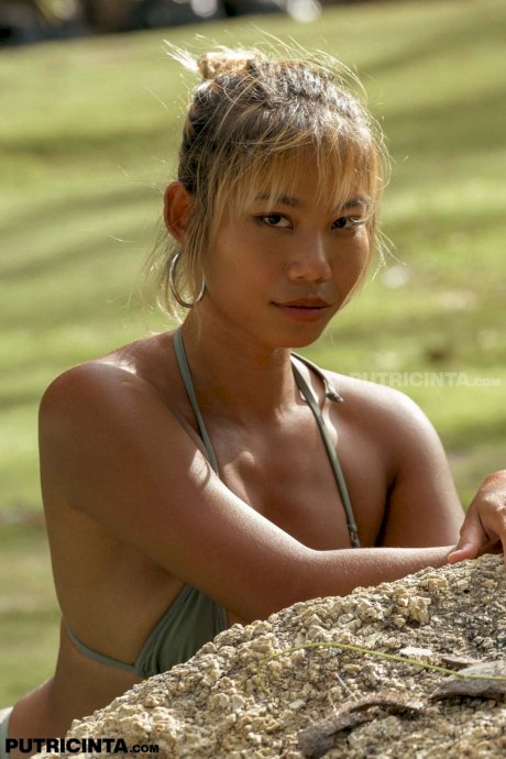 Sexy Asian babe Isobel poses in a bikini and while totally naked outdoors - Photo 17
