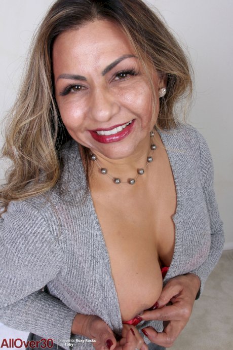 Over 30 latina lady Roxy Rocks shows her clitoris after getting bare naked