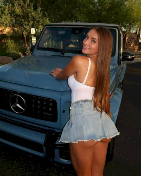 Amateur model Skylarmaexo changes her outfits during non-nude solo action - Photo 9