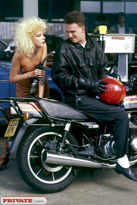 Horny females with retro hairstyles do each other and guys too in a field - Photo 1