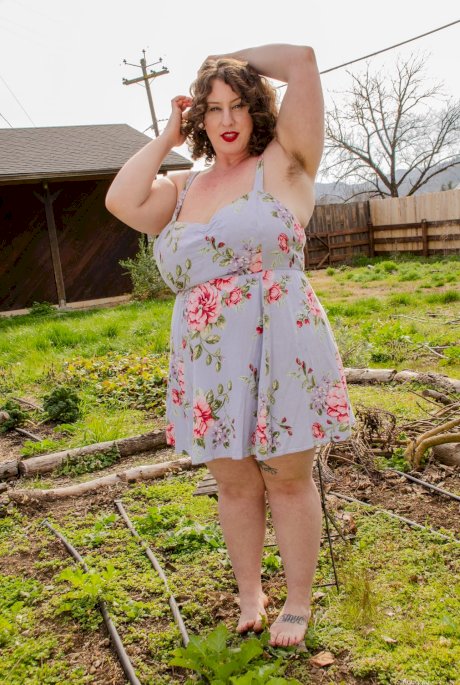 Gorgeous BBW Delilah Brooke shows off her hairy pussy all nude outdoors - Photo 3