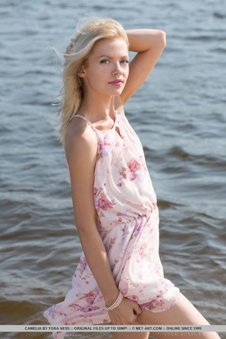 Blonde solo model slips off her dress and panties at the beach - Photo 2