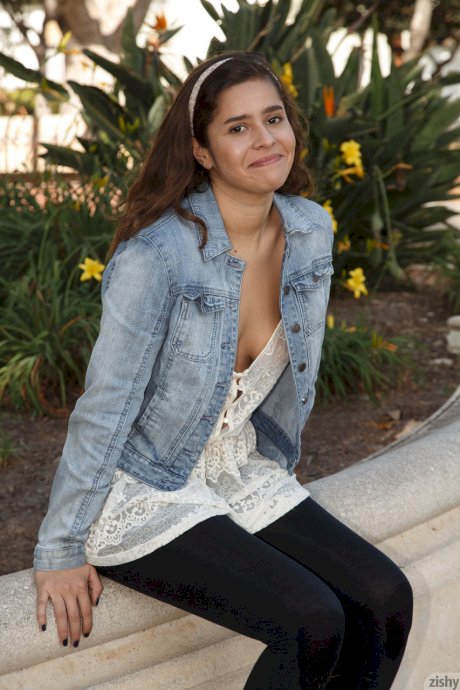 American teen Sabrina Reyes exposes her bare ass between library stacks