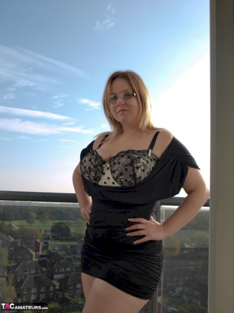 Overweight amateur Sindy Bust doffs a black dress while getting naked