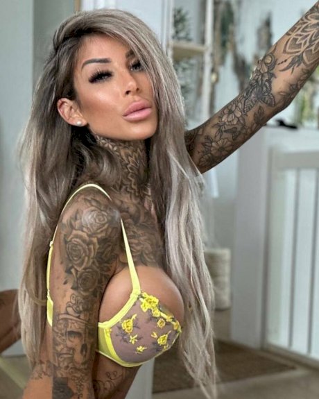 Inked amateur bombshell Jacky posing in her exotic yellow lingerie