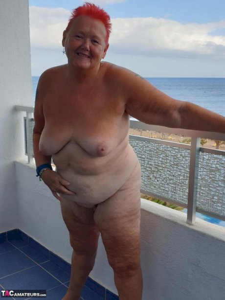 Fat nan Valgasmic Exposed sports short red hair while butt naked on a balcony