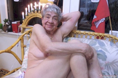 Solo lady Kolandrina tries her hand at being a nude model before she turns 100 - Photo 8