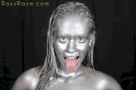 Amateur model Roxy Raye sports a metallic look while dildoing her asshole
