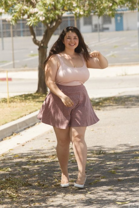Curvy girlfriend Carolina Munoz shows her fat ass and lacy white undies