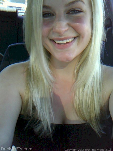 Blonde amateur Danielle Ftv dons numerous outfits for non nude selfies