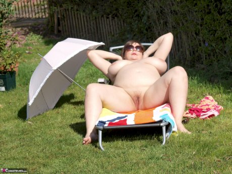 Amateur BBW Roxy gets naked in sunglasses outdoors on a lawn chair