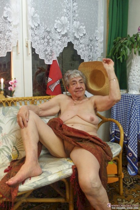 Solo lady Kolandrina tries her hand at being a nude model before she turns 100 - Photo 11