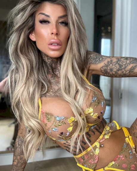 Inked amateur bombshell Jacky posing in her exotic yellow lingerie