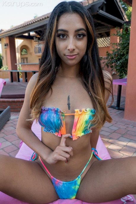 Amateur teen Kiarra Navahoe slowly exposes her figure and poses in heels only