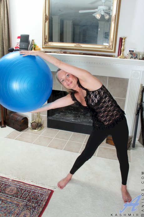 Fit American granny gets naked after putting down her medicine ball