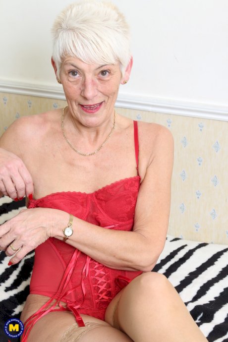 Wrinkled granny Lyndy spreads her old meaty pussy wide in stockings