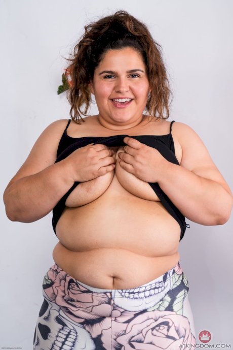 Chubby amateur Karla Lane unveils her huge tits and flaunts her hairy pussy - Photo 1
