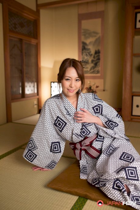 Japanese beauty Akari Asayiri teases in a kimono as well as a summer dress - Photo 3