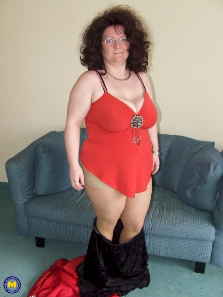 Fat mature amateur Jasmina exposes her huge juggs and poses naked