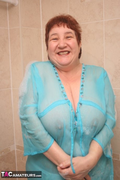 Redhead nan Kinky Carol shows her big ass and snatch in a bathtub