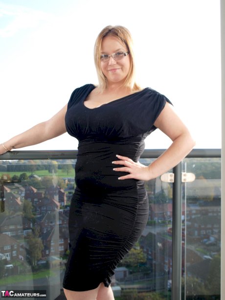 Overweight amateur Sindy Bust doffs a black dress while getting naked