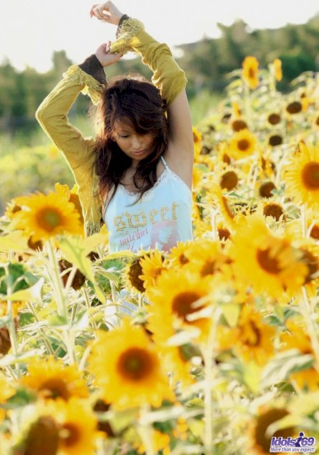 Japanese teen Nao Yoshizaki strikes great solo poses wherever she's at - Photo 8
