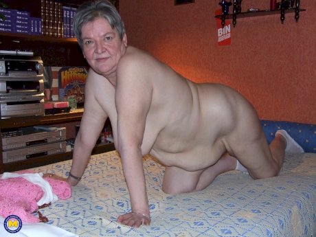 Fat granny Uschi doffs her clothes, poses naked and masturbates on a bed
