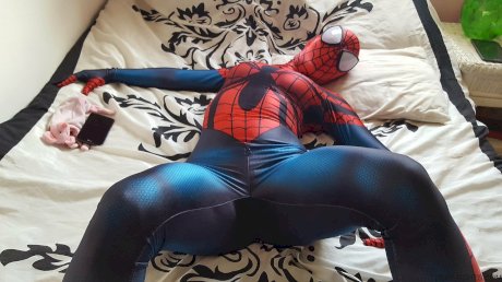 Cosplayer shows off her tight booty in a Spiderman costume on her bed
