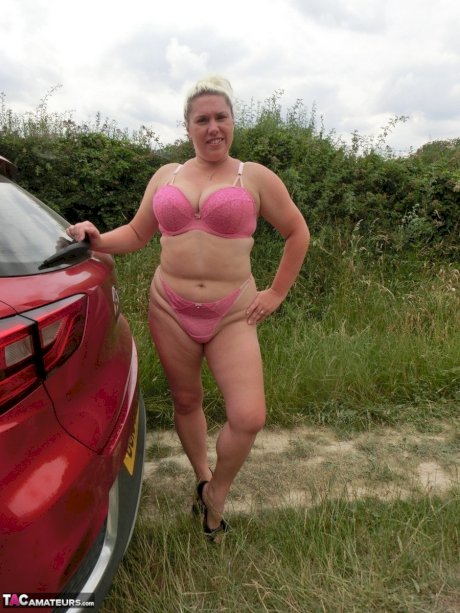 Blonde amateur Barby exposes her overweight body in a rural location