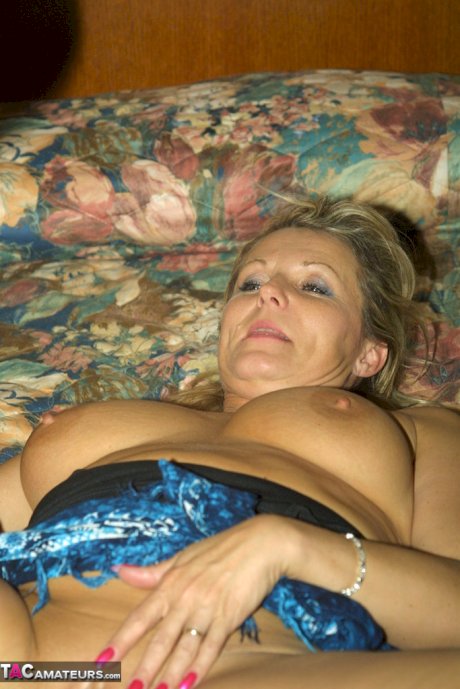Busty hot mature Reba and her friend lick up a storm in afternoon lesbo tryst