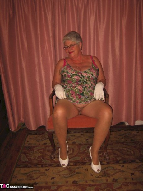 Old amateur Girdle Goddess strips completely naked in a confident manner