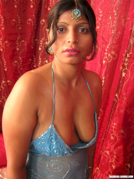 Chubby Indian woman unveils her natural tits and shaved pussy on a bed