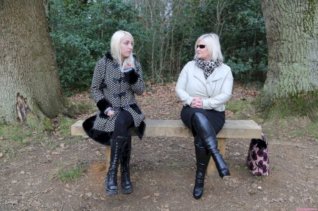 Blonde granny Lacey Starr & blonde teen Liz Rainbow hook up for lesbian sex