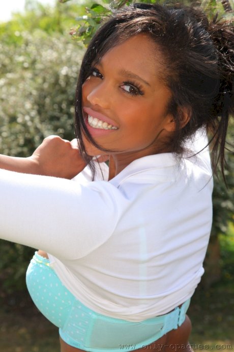 Cute ebony Rehea reveals her hard nipples and lovely ass in the backyard