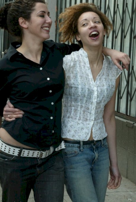 Jamie is masturbated with an electrical toy by a lesbian while out for a walk - Photo 5
