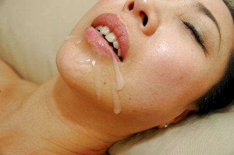 Asian MILF Naoko Yamaguchi gets fucked and takes a cumshot on her chin