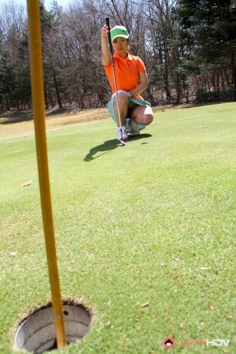 Japanese woman Nana Kunimi lifts up her skirt while on a golf course - Photo 7