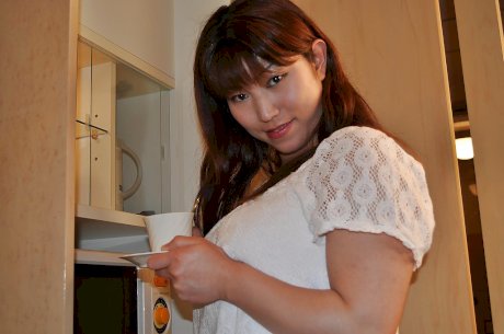 Fatty asian MILF Kumi Shibahara undressing and vibing her slit
