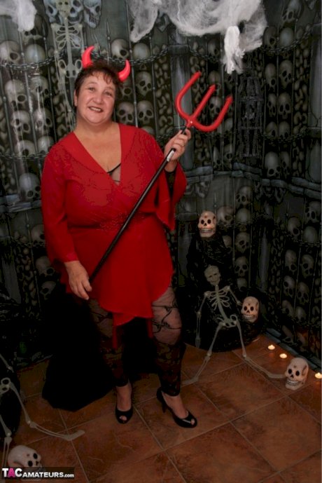 Mature fatty Kinky Carol uncovers her huge tits at Halloween