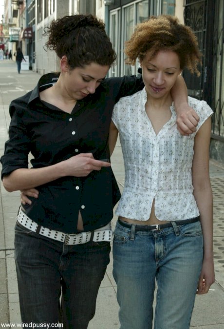 Jamie is masturbated with an electrical toy by a lesbian while out for a walk - Photo 3