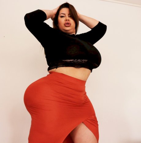 Stunning MILF fatty Natasha Crown flaunting her very big ass in a tight skirt